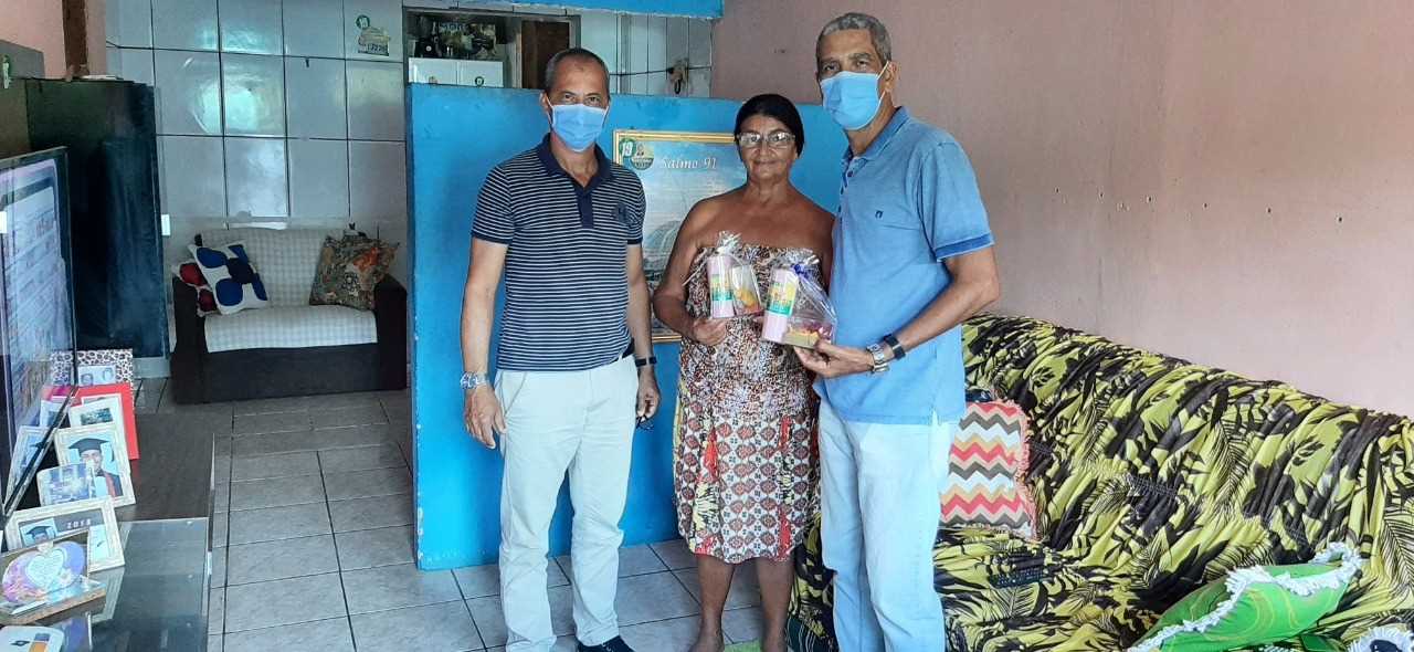 Camacã: Garis são homenageados em suas casas